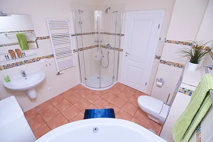 Bad OG mit Badewanne und Dusche