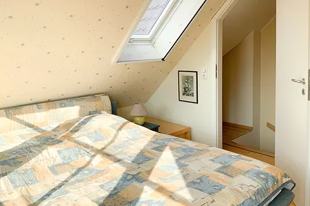 Das Dachstudio hat eine Tür zum Treppenhaus