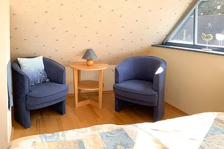 Im DG gibt es auch noch eine kleine Sitzgruppe.