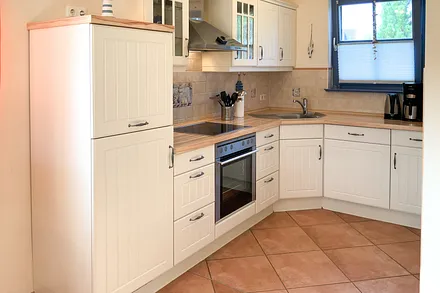 Die offene Küche ist komplett ausgestattet, incl. Geschirrspüler, Backofen und Mikrowelle