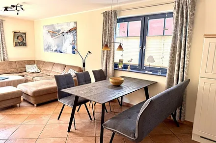 Der großzügige Wohn-Eßbereich mit großem Eßtisch und gemütlicher Couchgarnitur.