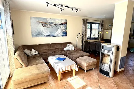 Die große Kuschelcouch und der hochwertige Kaminofen