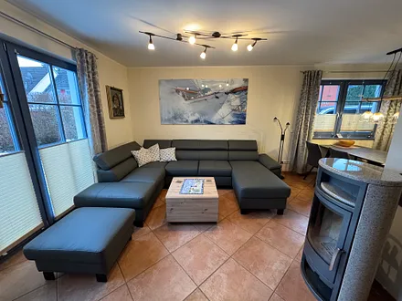 Die große Ledercouch und der hochwertige Kaminofen