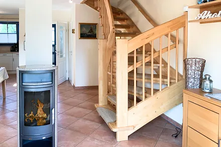 Kaminofen und Treppe ins OG