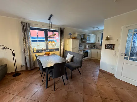 Eßtisch für 6 Personen und offene Küche