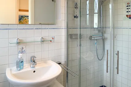 Im Badezimmer EG befindet sich eine große Dusche, Waschbecken und WC