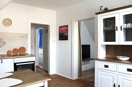 Essbereich mit Blick zum Wohnzimmer 