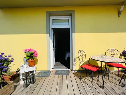 Mit kleiner Terrasse