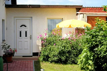 Außenansicht / Eingangsbereich mit Terrasse