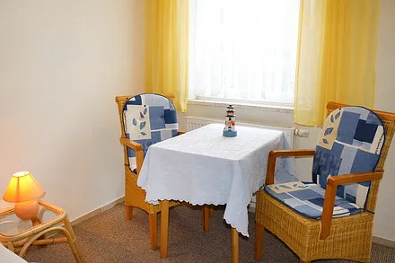 kleine Sitzecke am Fenster mit Blick ins Grüne