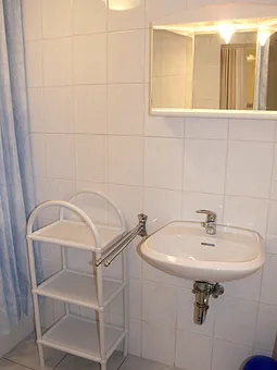 Bad mit Dusche und WC