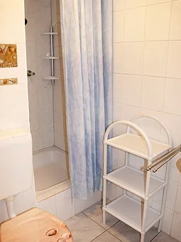 Bad mit Dusche und WC