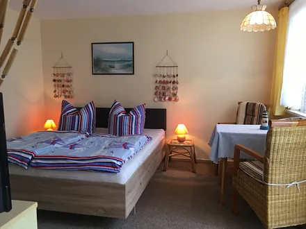 Blick aus der Küche ins Schlafzimmer 