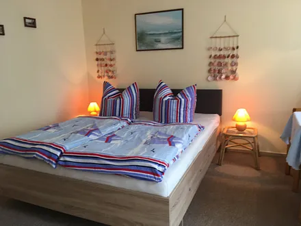 Doppelbett im Schlafzimmer 