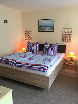 Schlafzimmer mit Doppelbett 