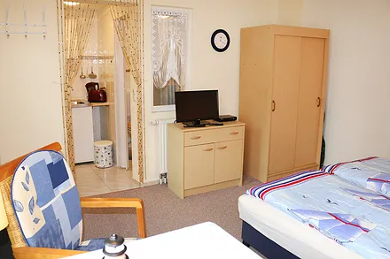 kleine Küchennische vorhanden mit Kühlschrank, 2-Plattenherd, Kaffeemaschine & Co 