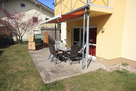 Terrasse mit Markise und Strandkorb