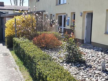 Zufahrt, Haus Nordseite und Eingang zur Wohnung