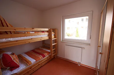 Kinderzimmer mit Etagenbett und ausziehbaren Zusatzbett