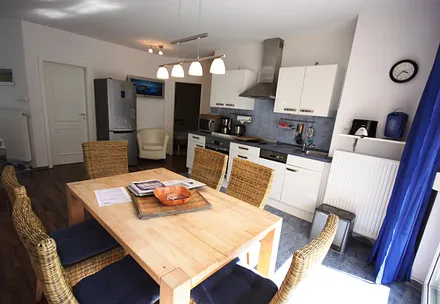 Blick auf Esstisch und Küchenzeile