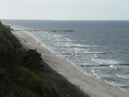 Blick vom Streckelberg auf den Sandstrand. Im Hintergrund die Seebrücke