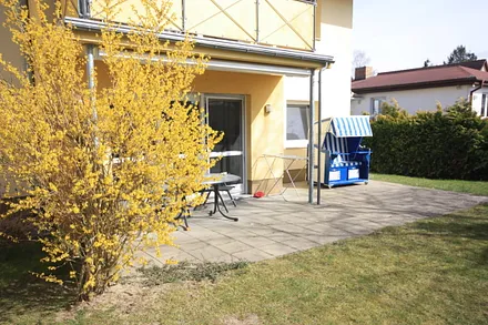 Blick auf die Terrasse mit Strandkorb und Markise