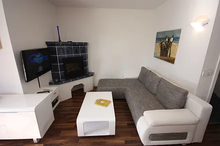 Wohnbereich mit Kamin und 32"-LCD-Fernseher