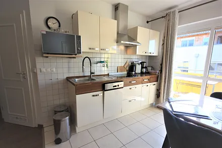 Küchenzeile mit großer Mikrowelle mit Grill- und Heißluftfuktion