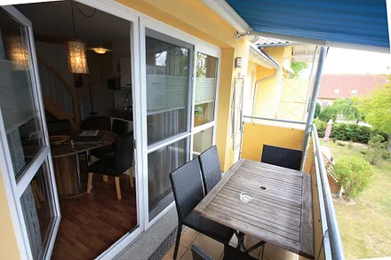 Balkon mit Sonnenschutzmarkise