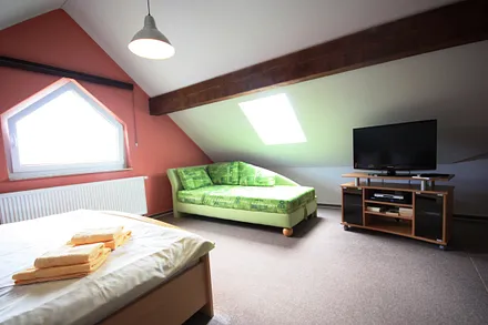 Schlafzimmer mit 2. TV