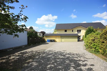 Parkplatz und Fahrradschuppen