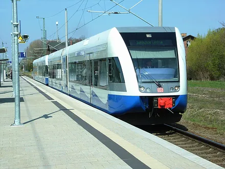 Bequeme Anreise mit dem Zug alle Stunde von Berlin und Stralsund