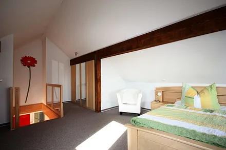 Maisonette-Schlafzimmer im Dachgeschoß mit Aufgang