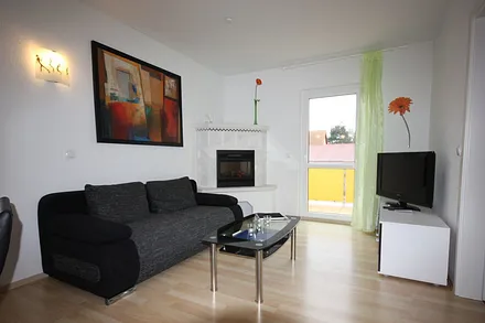 Kaminecke mit Couch und 32"-LCD-Fernseher, DVD