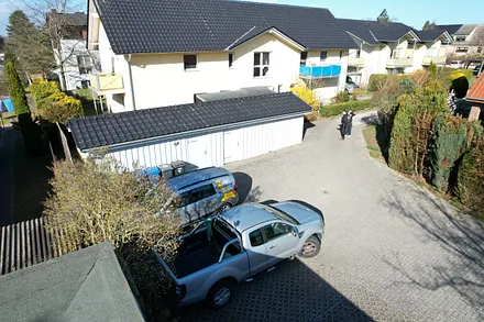 Parkplatz und Fahrradschuppen