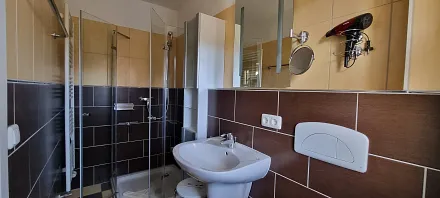 Duschbad mit Handtuchwärmer