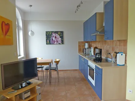 umfangreich ausgestattete Küche mit Essplatz