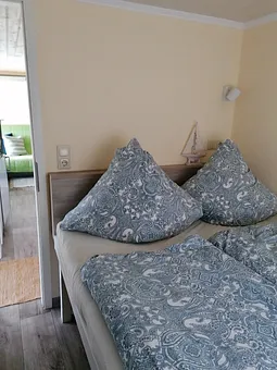 Schlafzimmer,Bett 1,40breit,Kleiderschrank mit reichlich Platz, angenehme Betthöhe(extra Stauraum!