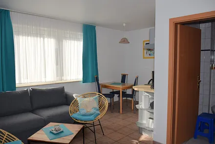 Wohnraum der Ferienwohnung Vilm mit Blick auf die Terrasse