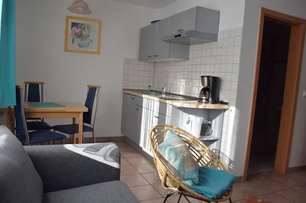 Küchenzeile mit Herd  aber ohne Backofen, Kühlschrank ohne Gefrierfach 