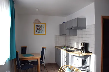 KÜCHE mit Wasserkocher, Toaster und Kaffeemaschine 