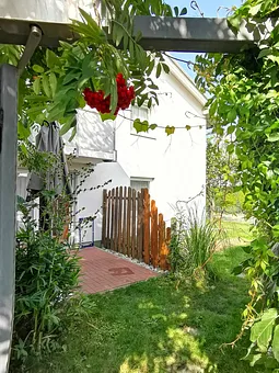 Blick auf die Terrasse der Wohnung und den Parkplatz