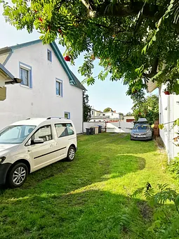 Parkplatz der Wohnung rechts an der Hauswand auf abgeschlossenem Grundstück 