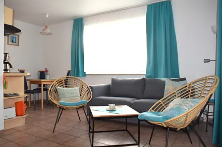 Wohnbereich mit ausklappbarer Schlafcouch 140 x 200 cm