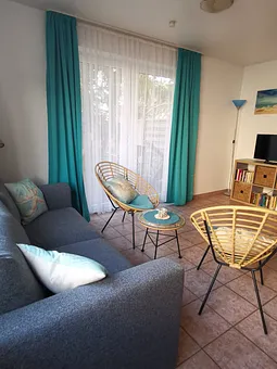 Wohnraum der Ferienwohnung Oie mit Blick auf die Terrasse