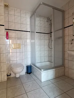 Bad mit Dusche und Fussbodenheizung