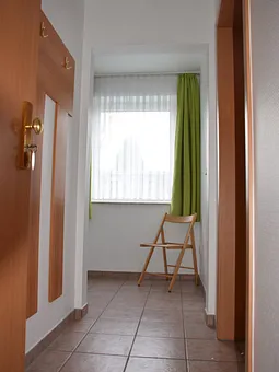 Eingang der Wohnung mit Blick ins Schlafzimmer