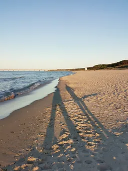 Einsamer Strand in der Nebensaison