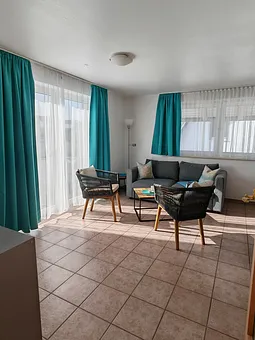 Wohnzimmer mit Schlafcouch 140 x 200 cm mit Blick auf den Balkon