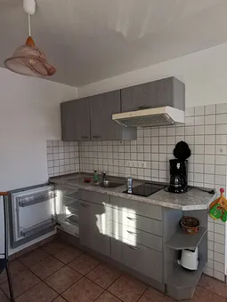 Küchenzeile mit Ceranfeld und Kühlschrank ohne Gefrierfach